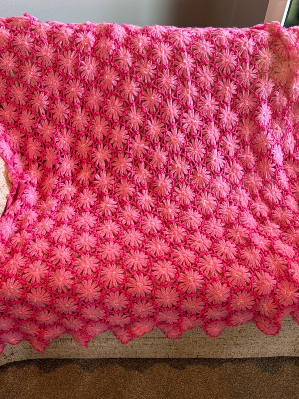 Vintage 1970s 3D Daisy Crochet Afghan Blanket Throw Pink Maximalist Retro 52x52 - Picture 5 of 8
